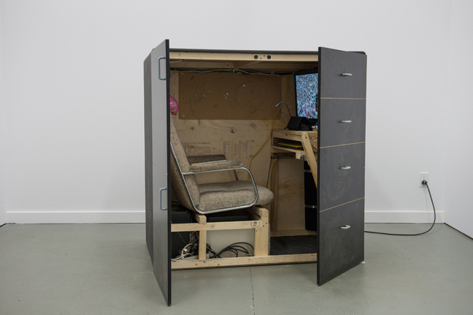 Jon Rafman, Cockpit, 2014, madera, silla, pantalla, HD Video loop: Mainsqueeze (ed. of 3 + 2 AP)