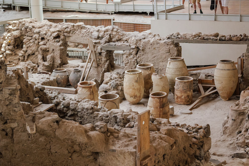 BCK-sede arqueológica de Akrotiri, VISTA con jarrones y tinajas y anforas