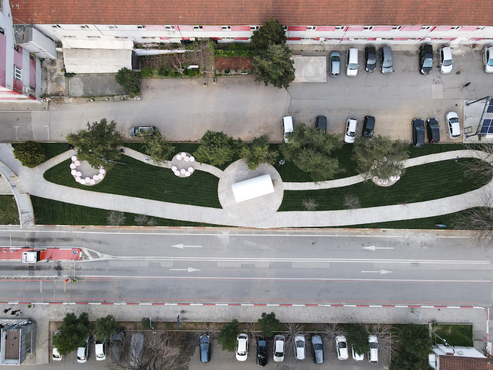 Terminal-for-Tirana-2024, escultura, vista de la instalacion en el espacio publico en Tirana (Albania)