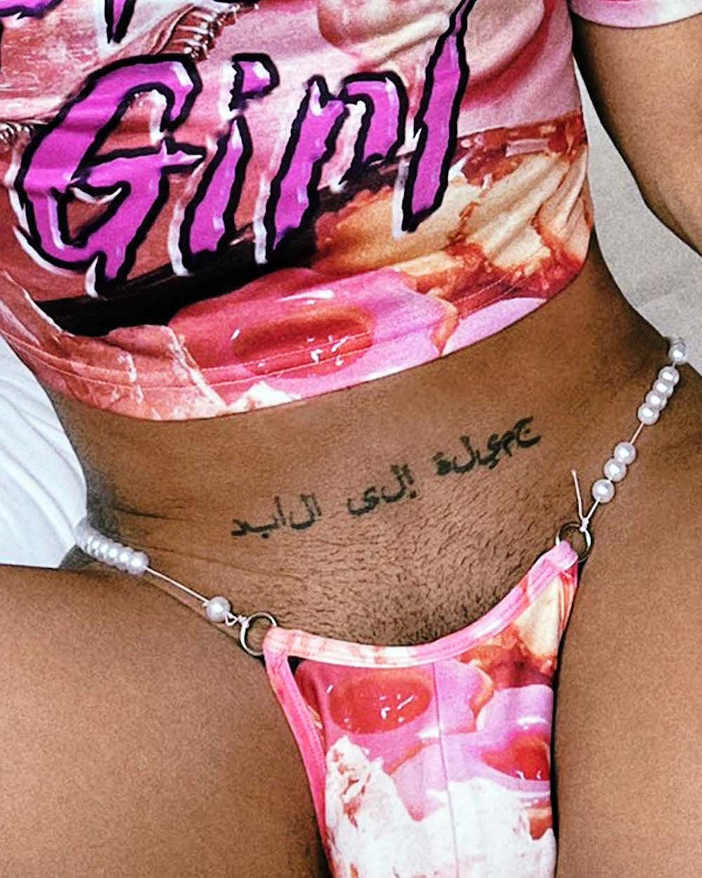 FAGGETY FAG foto de una persona queer en bikini