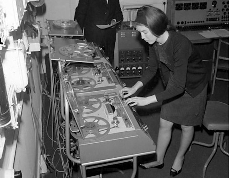 electronic ladies, Delia Derbyshire at the BBC Radiophonic Workshop, 1965