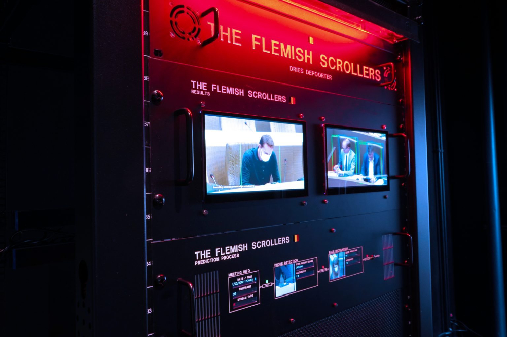 Image corresponding to the piece "The Flemich Scroller" by Dries Deporter.