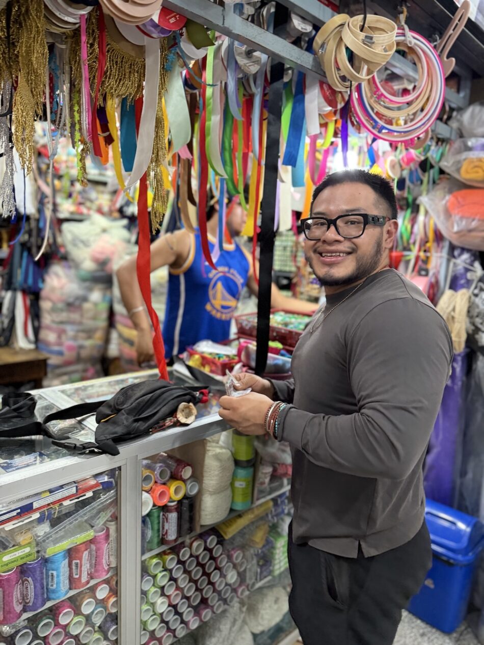 La relación como infraestructura, Antigua: José Luis Fernando Morales (Luisfer) buscando materiales en el mercado, Antigua Guatemala, 2025. Fotografía: Armando Perla.