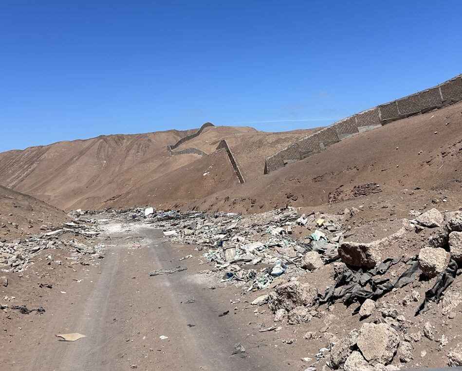 Residuos textiles. Vista del basural del desierto de Atacama.