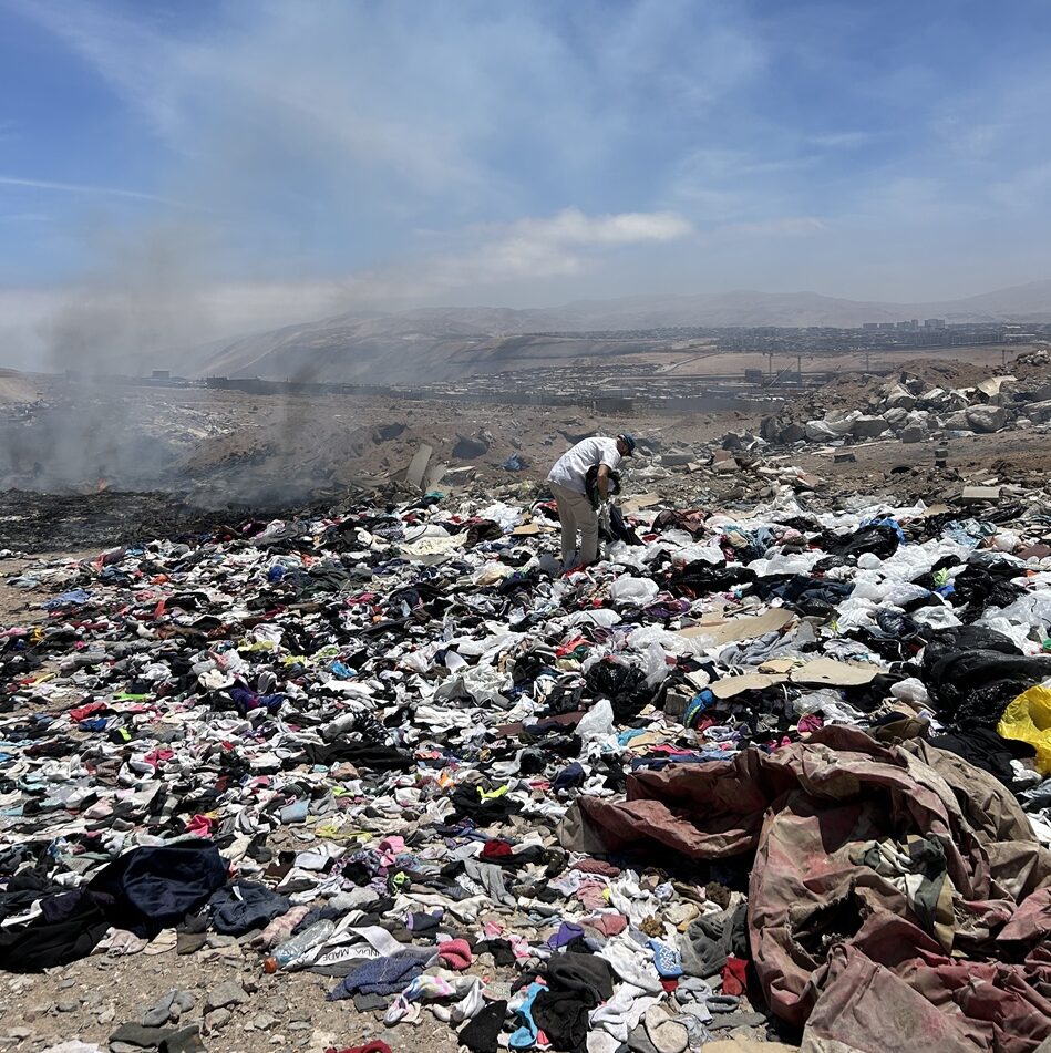 Residuos textiles. Vista del basural del desierto de Atacama.