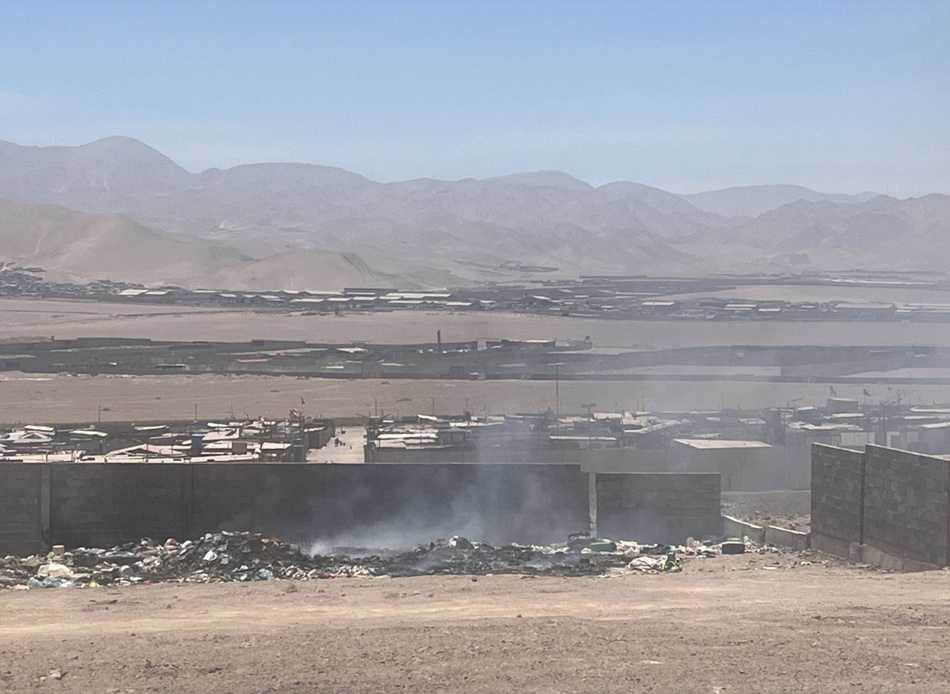 Residuos textiles. Vista del basural del desierto de Atacama.