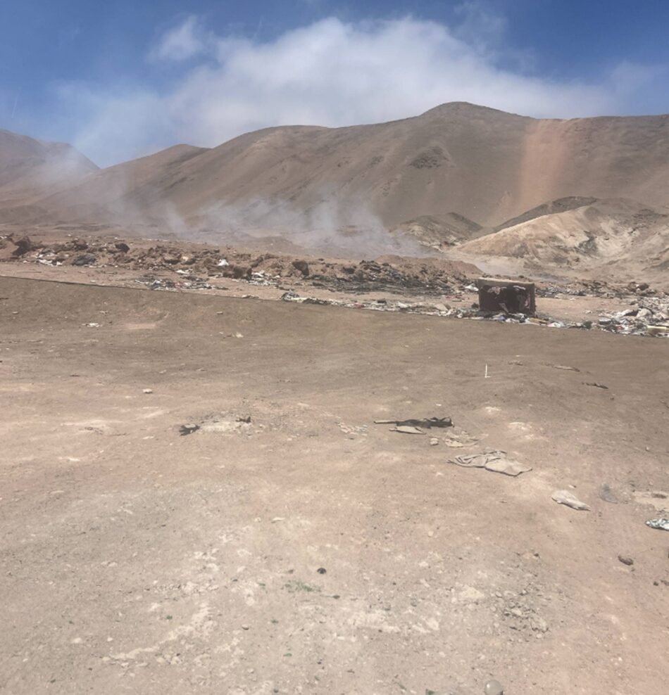 Residuos textiles. Vista del basural del desierto de Atacama.