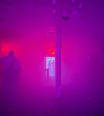 Raving x Mackenzie Wark: habitacion llena de humo rosa