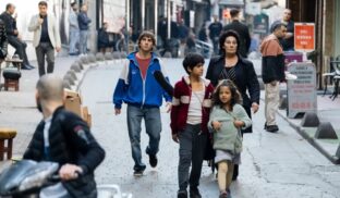 Levan Akin fotograma de "Crossing"